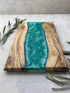 Planche à charcuterie en bois et époxy de luxe faite à la main Formes personnalisées et options de couleur pour la cuisine et le service - Product Image 2