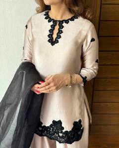 Crêpe française trois pièces Salwar Kameez de créateur moderne farsi avec perles et broderie séquentielle à séchage rapide pour les fêtes - Product Image 5