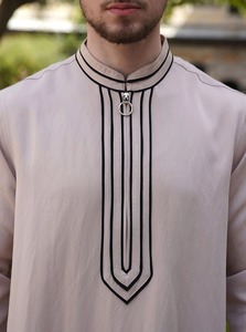 Jubba islamique élégante et confortable pour homme, design à enfiler, poches latérales, longueur MAXI, manches longues, séchage rapide, tenue de prière - Product Image 2