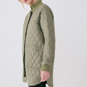 Veste longue matelassée élégante et durable en diamant pour femmes Veste à capuche en tissu résistant à l'eau de haute qualité avec logo personnalisé - Product Image 3