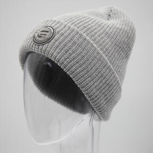 Gorro de punto bordado unisex personalizado, gorro de invierno de arrastre acrílico con borde enrollable, gorro de calavera deportivo con Parche de goma - Product Image 2