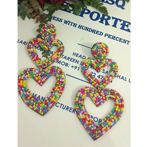 Boucles d'oreilles artisanales classiques en résine acrylique en forme de cœur, ornées de perles ethniques, pour la Saint-Valentin, fabriquées en Inde pour femmes et jeunes filles - Product Image 1