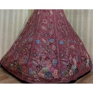 Luxueux ensemble nuptiale Lehenga avec broderie détaillée et embellissements de paillettes pour les fêtes disponibles pour la vente en gros - Product Image 5