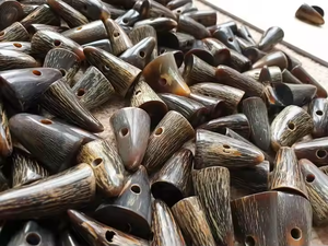 Botón de Palanca Moderno de 2 Agujeros Hecho a Mano, Ecológico, de Cuerno de Búfalo Natural, Pulido, Artesanía de Saniya Handicraft - Product Image 2