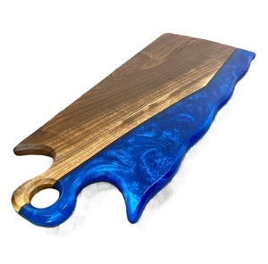 Planche à découper en bois d'acacia fabriquée à la main avec motif de vague bleue en résine cuisine préparation de repas servant du fromage charcuterie planche à découper - Product Image 4