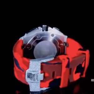 Montre personnalisée à affichage analogique de luxe, diamant moissanite glacé bicolore avec bracelet style hip hop en caoutchouc rouge et verre durable - Product Image 2