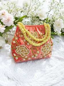 Vente en gros de sacs potli décoratifs magnifiques de forme ronde avec perles idéales pour les sacs-cadeaux de retour de fête d'anniversaire de mariage - Product Image 3