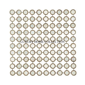 Elegante Marco de espejo de pared de diseño de metal antiguo de latón de inspiración vintage con una forma ornamentada y un intrincado pergamino - Product Image 5