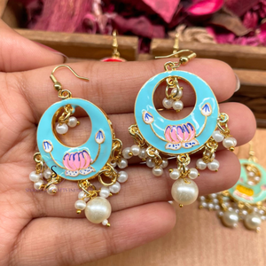 Pendientes colgantes de diseño artesanal con estampado de esmalte, estilo nuevo, con baño de oro y trabajo de Moti, Jhumkas para bodas, fiestas, Haldi, Mehendi. - Product Image 4