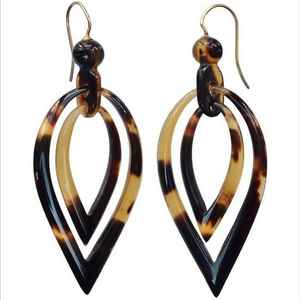 Boucles d'oreilles en résine époxy de luxe faites à la main et design de qualité supérieure, boucles d'oreilles modernes en bois et en résine pour femmes et filles, bijoux en provenance d'Inde - Product Image 6