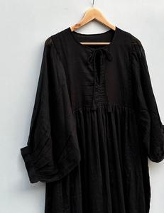 Robe mi-longue noire unie de haute qualité Mini robe longue avec col profond et fermeture à ficelle doublée - Product Image 2