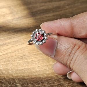 Bague en pierres précieuses en argent fleur grenat à facettes bijoux en argent léger avec incrustation de perles pour les fêtes de mariage en gros disponible - Product Image 1