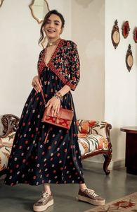 Vestido Maxi de Algodón 2026 de Alta Calidad con Bordado Cruzado y Motivos Étnicos Estampados en Negro y Naranja - Product Image 3