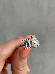 เครื่องประดับที่ดี Moi et Toi 18K แข็งสีเหลืองทองสองหินที่กำหนดเองขนาดมรกตลูกแพร์ตัดซ่อนรัศมีวงแหวนเพชรสำหรับเธอ - Product Image 4