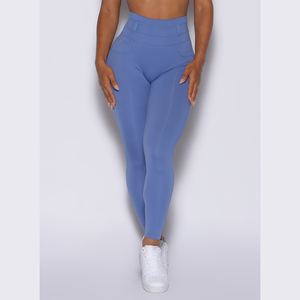 Respirant personnalisé Denim bleu pêche bas Leggings avec poches arrière taille haute et vêtements actifs mode Gym Leggings pour les femmes - Product Image 1