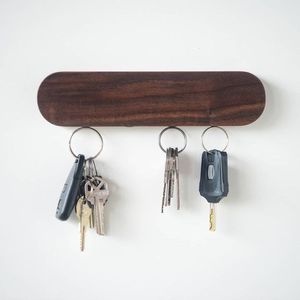 Porte-clés en bois à fixer au mur, avec art miniature de village. Disponible aux prix de gros - Product Image 5