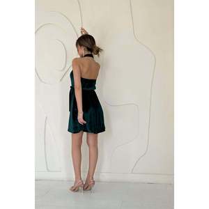 Robe fourreau émeraude à col halter avec taille naturelle pour la vente en gros - Product Image 1