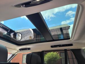 Range Rover 2022 Primera Edición, Motor V8 Biturbo, Equipamiento de Alta Gama, Techo Panorámico Automático, Asientos de Cuero, Bajo Kilometraje, SUV Euro VI - Product Image 6