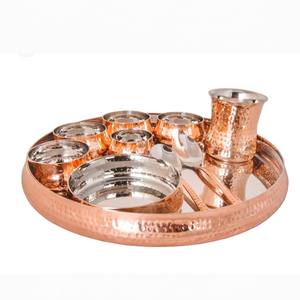 Service de table traditionnel de luxe élégant en acier inoxydable et cuivre martelé, comprenant des assiettes Thali et de la vaisselle en verre - Product Image 3