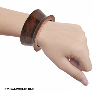 Bracelet manchette large en bois artisanal, concave et massif, en bois foncé naturel, bijou statement bohème pour femme - Product Image 6