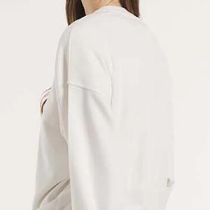 Vente en gros de sweat-shirt à col rond pour femmes avec logo personnalisé nouveau détaillant de sweat-shirt en coton uni avec décoration brodée design doublé - Product Image 4