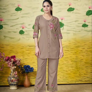 Conjunto de Rayón de Alta Calidad para Mujer, Ideal para Oficina, Salidas Informales, Viajes, Fiestas y Colecciones de Boutique Disponibles para la Venta - Product Image 1