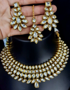 Collier de mariée Kundan de qualité supérieure avec de magnifiques boucles d'oreilles et Maang Tikka, travail Meenakari au dos, parfait pour les mariages - Product Image 1