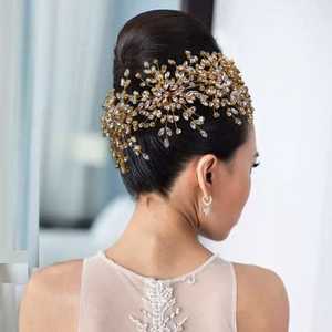 มงกุฎเจ้าสาว Bridella BHP389-G ประดับคริสตัลสีทอง พร้อมดีไซน์ที่สวมใส่สบายและแน่นหนา เหมาะสำหรับงานแต่งงาน งานพรอม และงานพิธีการ - Product Image 2