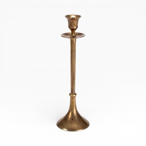 Candélabre élégant à trois bras en métal doré avec base sculpturale incurvée pour une décoration de table luxueuse et unique - Product Image 2