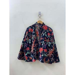 Veste en velours imprimé pour l'automne, bleu marine, avec motif Chinoiserie tropicale, la collection 'Midnight Aviary' - Finition de qualité supérieure - Product Image 5
