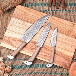 Ensemble de couteaux de chef faits à la main Ensemble de 5 pièces Lame forgée en acier damas avec manche en bois Produit de haute qualité pour les utilisations en cuisine. - Product Image 5