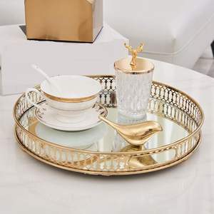 Plateau en métal et verre miroir de qualité supérieure de haute qualité avec finition dorée et construction solide pour des intérieurs de maison élégants - Product Image 1