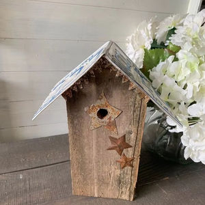 Maison d'oiseau en bois de qualité supérieure avec design fait main, parfaite pour les amateurs d'oiseaux décoratifs - Product Image 1