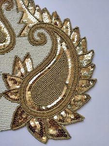 Beaux napperons perlés fabriqués à la main pour centre de table et cuisine avec des feuilles d'or supplémentaires en cuivre doré et blanc - Product Image 2