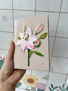 LABON Carnet brodé à la main de fleurs de lys rose Journal personnalisé en tissu couverture rigide A5 A6 Carnet personnalisé de fleurs de <span class=keywords><strong>naissance</strong></span> - Product Image 5