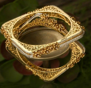 Bracelets en laiton au design majestueux de tête d'éléphant avec finition texturée. Disponible à prix de gros. - Product Image 3