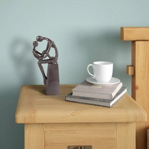 Mère et enfant tendre étreinte Sculpture en métal couleur noire enduit en laiton support stable Accents décoratifs pour la maison décor de Table - Product Image 1