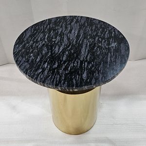 Tables gigognes chics et fonctionnelles avec un design unique en forme de demi-lune, fabriquées en bois et en métal de qualité pour les intérieurs contemporains - Product Image 6