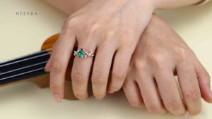 Diseño inspirado en la naturaleza de ramitas, anillo de compromiso de Esmeralda cultivada en laboratorio con corte de cometa en anillo de diseño de rama de Plata de Ley 925 - Product Image 6