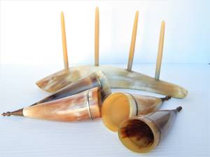 Ensemble de quatre verres à liqueur en corne de boisson de haute qualité avec support en corne Corne de viking Ensemble de 4 verres à liqueur avec support de l'Inde - Product Image 2