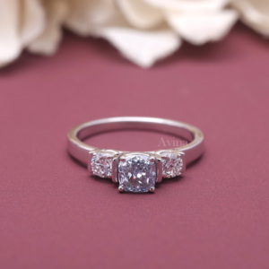 Bague de fiançailles à trois pierres en diamant de laboratoire taille coussin certifié IGI, or blanc/jaune et rose 9 carats, bague trilogie en diamant - Product Image 1
