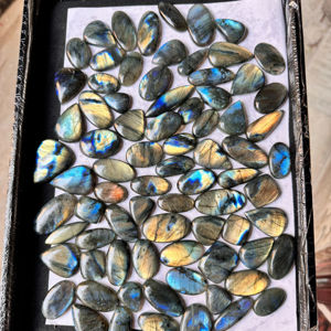 Cabujón de labradorita Natural de gran calidad, piedras preciosas sueltas disponibles, piedras preciosas de forma y tamaño mezclados para usar en la fabricación de joyas - Product Image 1