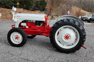 LISTO PARA CONDUCIR - USADO, VOLANTE A LA IZQUIERDA |   CONDUCCIÓN DERECHA |   Tractor Ford 8N de 1951 - Product Image 2