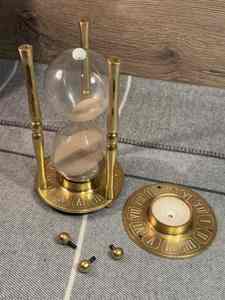 Sablier en laiton massif avec sablier gravé, pièce décorative faite à la main pour la décoration de la maison et du bureau - Product Image 5