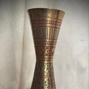 Vase décoratif vintage Art Déco en métal et acrylique à motif floral - Cadeau idéal ou complément de décoration intérieure à prix raisonnable - Product Image 1