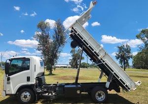 Nuevo Camión Ligero NPR200 Mediano 4x2 con Volquete PTO, Motor Diésel Yuchai Euro 6, Transmisión Automática FAST, Chasis Trasero - Product Image 2
