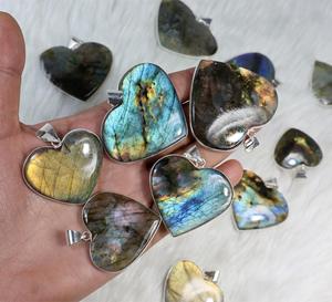 Pendentif Labradorite en forme de cœur naturel pour femme incrustation de réglage de lunette dans un collier de bijoux - Product Image 1