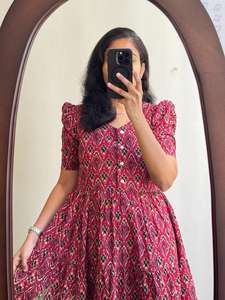 Robe maxi à motif tribal chic avec manches bouffantes, silhouette trapèze et couches à plusieurs niveaux parfaites pour les tenues d'été - Product Image 6