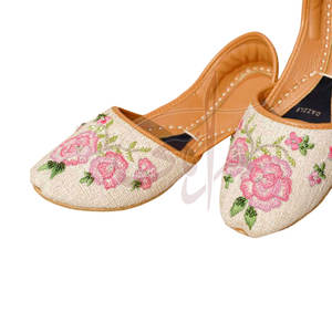 Chaussures Khussa pour enfants tendance brodées et imprimées, antidérapantes, avec des nuances de rose et de vert, dessus en jute tricoté, toutes saisons - Product Image 1