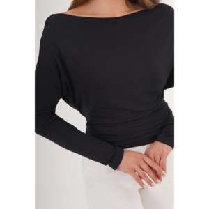 Blusa Negra Básica de Manga Larga para Mujer - Producto al por Mayor - Product Image 1